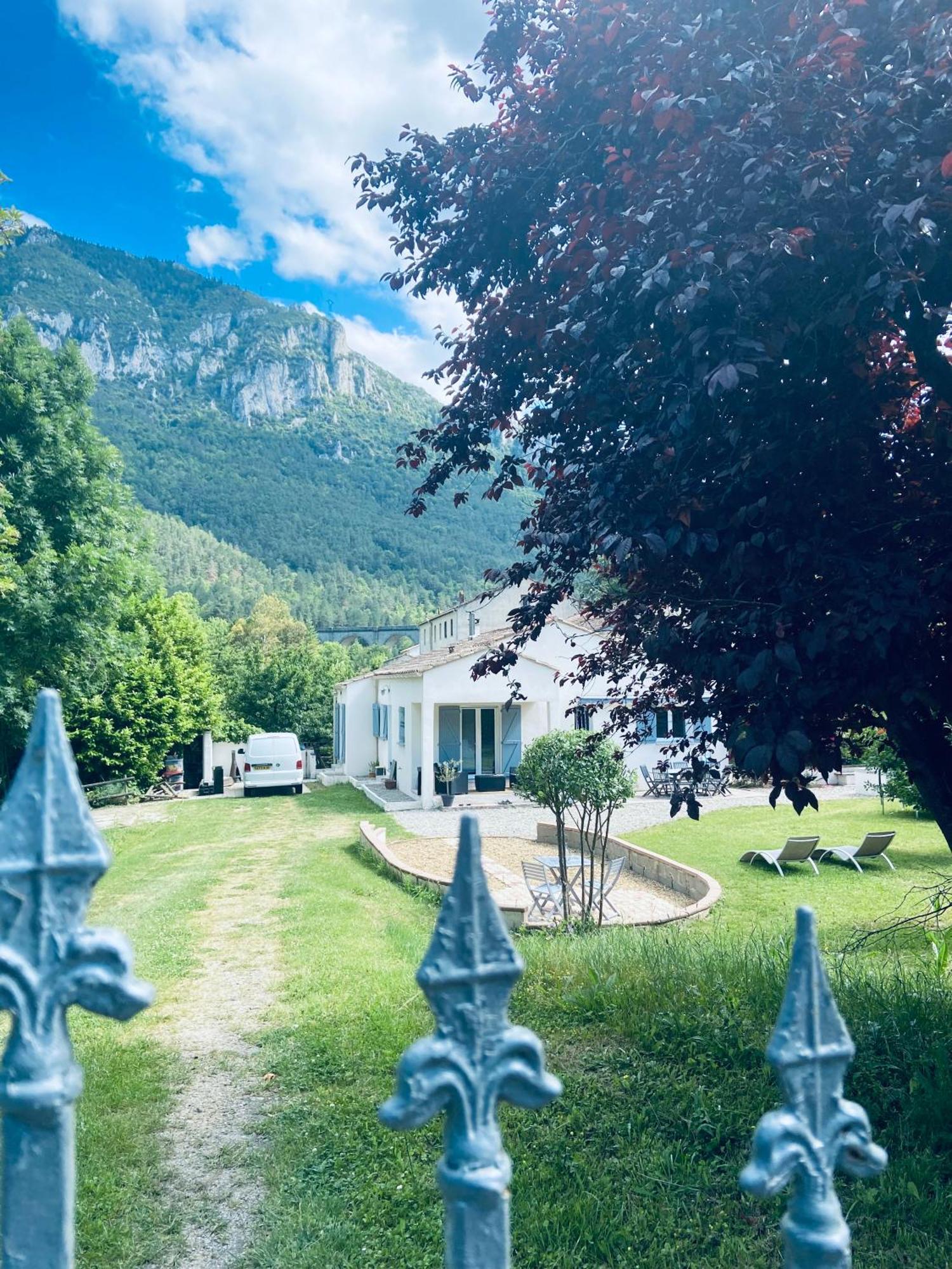 Private Riverside Villa With Breathtaking Views Axat Eksteriør bilde
